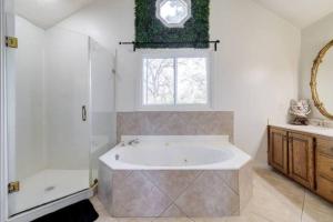ein Bad mit einer Badewanne, einer Dusche und einem Fenster in der Unterkunft Spacious House Near Savannah Airport - 5 BR in Savannah + 21 Fotos