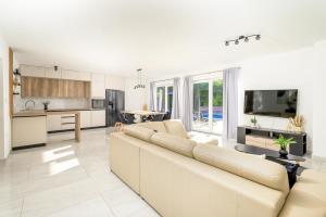 a living room with a couch and a kitchen at Villa Emili by IstriaLux in Svetvinčenat