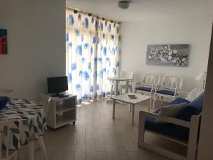 TV a/nebo společenská místnost v ubytování Apartamentos Quintero – Adults Only