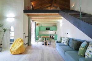a living room with a blue couch and a table at PrimoPiano - Zumbini G in Milan