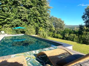 une piscine avec des chaises et un parasol dans l'établissement Superbe villa panoramic Provence, à Montélimar