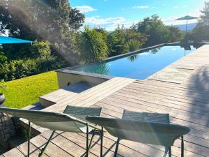 une terrasse avec des chaises et une piscine dans l'établissement Superbe villa panoramic Provence, à Montélimar
