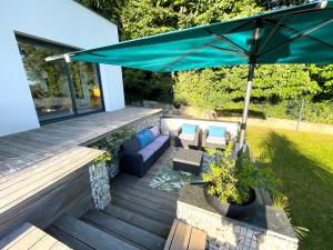 une terrasse avec un parasol bleu, un canapé et des chaises dans l'établissement Superbe villa panoramic Provence, à Montélimar 51 autres photos