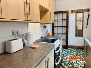 una cucina con un lavello e un piano di lavoro di The Old Courthouse Cottage, Haltwhistle a Haltwhistle