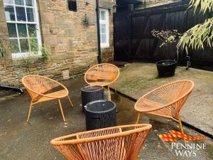 un gruppo di sedie in cortile di The Old Courthouse Cottage, Haltwhistle a Haltwhistle