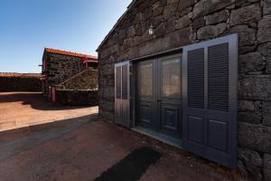 a stone building with a door on the side of it at Adega Menezes in Lajido