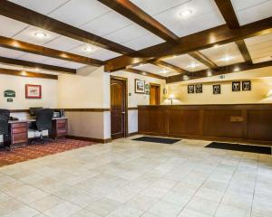 Vstupní hala nebo recepce v ubytování Clarion Inn & Suites at the Outlets of Lake George + 27 fotografií