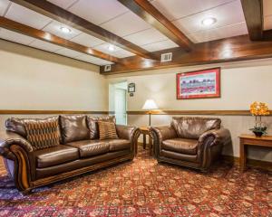Ein Sitzbereich in der Unterkunft Clarion Inn & Suites at the Outlets of Lake George