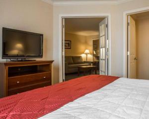 Ein Bett oder Betten in einem Zimmer der Unterkunft Clarion Inn & Suites at the Outlets of Lake George