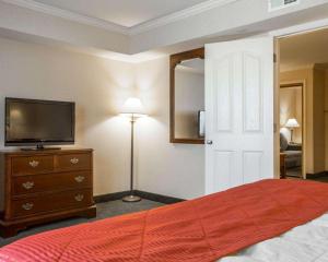 Ein Bett oder Betten in einem Zimmer der Unterkunft Clarion Inn & Suites at the Outlets of Lake George
