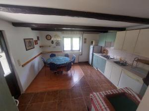 eine Küche und ein Esszimmer mit Tisch und Stühlen in der Unterkunft Old Style in Vukšin Šipak + 14 Fotos
