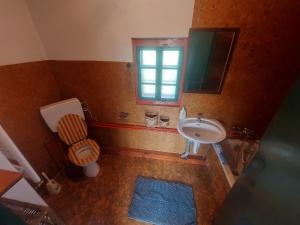 ein Badezimmer mit Waschbecken und Toilette und einem Fenster in der Unterkunft Old Style in Vukšin Šipak