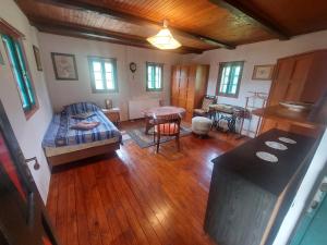 ein Wohnzimmer mit Sofa und Tisch in der Unterkunft Old Style in Vukšin Šipak