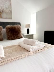 En eller flere senge i et værelse på 13 WinterSlow Cottage