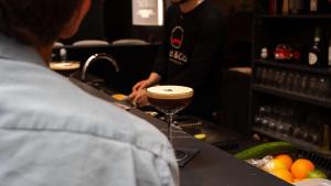 奥胡斯Radisson RED Aarhus的酒吧的酒保,喝一杯酒