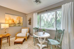 Una sala de estar con una mesa y sillas y una ventana. en 1 Mi to Lake Dora Cottage with Shared Yard and Patio!, en Mount Dora
