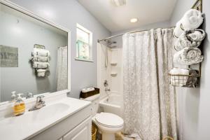 Un baño con lavabo, inodoro y ducha. en 1 Mi to Lake Dora Cottage with Shared Yard and Patio!, en Mount Dora 22 fotos más