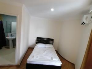เตียงในห้องที่ Hotel Tsiskari
