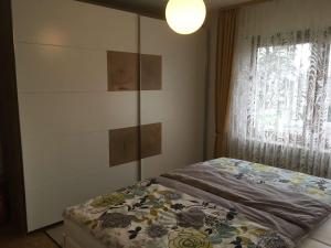 a bedroom with a bed and a window at Ferienwohnung Petryk in Weinheim