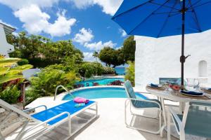 Bazén v ubytování Merlin Bay Beach Villas nebo v jeho okolí