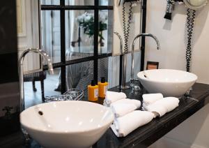 two sinks and towels on a counter in a bathroom at Les Vergers de Saint Paul in Saint Paul de Vence