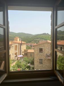 Vista generica sulle montagne o vista sulle montagne dall'interno della casa vacanze