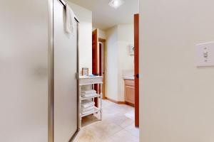 ロックアウェイ・ビーチにあるHoward's Lakehouse by the Seaのトイレと洗面台付きのバスルーム +31枚の写真