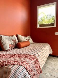 a bed in a room with a window at CardON Apart in San Fernando del Valle de Catamarca