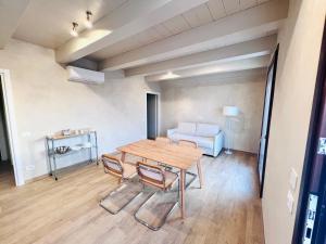 een kamer met een tafel, stoelen en een bank bij La Collina sul Mare in Porto SantʼElpidio +9 foto's
