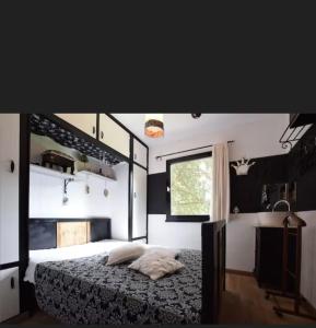 a bedroom with a large bed and a window at Agréable chalet en pleine nature in Houffalize +10 photos