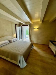 een slaapkamer met een bed en een groot raam bij La Collina sul Mare in Porto SantʼElpidio