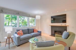 Χώρος καθιστικού στο Upscale Southwest Harbor Retreat - Dog Friendly!