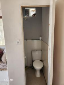 a bathroom with a toilet in a small room at Repousar in Conde