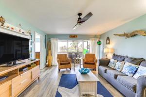 Una sala de estar con un sofá y un televisor. en Beachfront Siesta Key Condo with Pool Access!, en Siesta Key