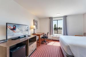 TV a/nebo společenská místnost v ubytování Ramada by Wyndham Richfield UT I-70
