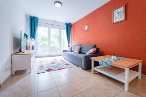 ein Wohnzimmer mit Sofa und Tisch in der Unterkunft Montevrain disney 10mn Parking privé in Montévrain