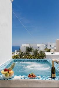 Piscina di Ichor Suites o nelle vicinanze