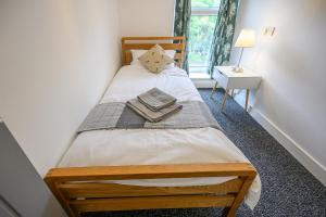 Postel nebo postele na pokoji v ubytování Cwmparc Cottage Very Special Welsh Valley Home by StayStaycations