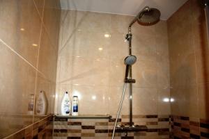 uma casa de banho com uma cabeça de chuveiro em EU Guesthouse em Bruxelas