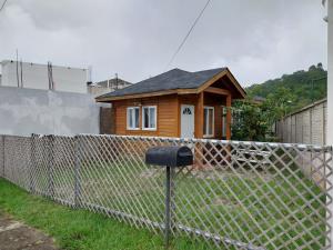 危地马拉Cabaña Real的围栏后面的小木房子