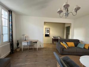 ein Wohnzimmer mit Sofa und Tisch in der Unterkunft Charmante charentaise in Saint-Jean-dʼAngély + 18 Fotos