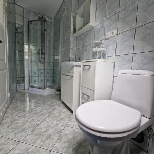 Kúpeľňa v ubytovaní Haus Oberberg - Pokoje Ozonowane - ORŁY TURYSTYKI 2024