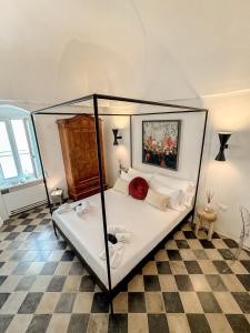 een bed met een hemelbed in een kamer bij Lilibeth Luxury Suites - Ostuni in Ostuni +30 foto's