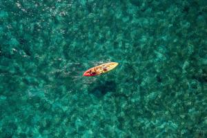 een gele boot midden op het water bij Šimuni holiday home by Pag tours in Šimuni