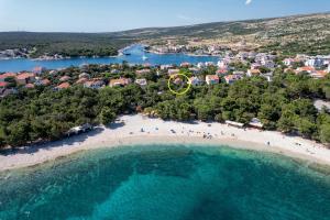 een luchtzicht op een strand met een groep mensen bij Šimuni holiday home by Pag tours in Šimuni
