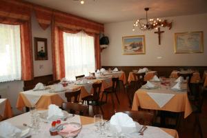 Garnì Defrancesco tesisinde bir restoran veya yemek mekanı