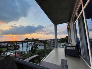 Rõdu või terrass majutusasutuses Kolkhi Guest House