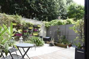 アニエール・シュル・セーヌにあるLe Clos Ménilの庭園(テーブル、椅子、植物付)