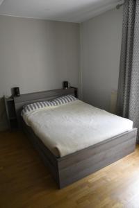 アニエール・シュル・セーヌにあるLe Clos Ménilの部屋の中に大きなベッドがある寝室