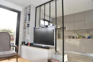 アニエール・シュル・セーヌにあるLe Clos Ménilのリビングルーム(大画面薄型テレビ付) +6枚の写真